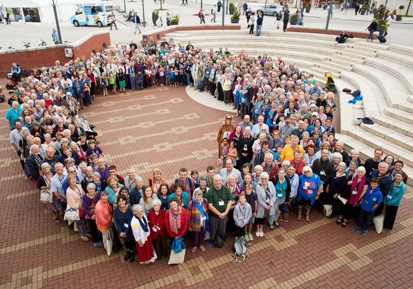 hundreds of Quakers all age form a Q shape