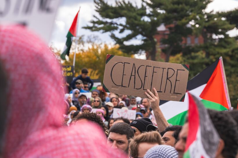 We can work in community with others for a just peace. Image: <a href="https://unsplash.com/photos/a-crowd-of-people-holding-signs-and-flags-fi9xsU3rtEQ?utm_content=creditCopyText&utm_medium=referral&utm_source=unsplash">Gayatri Malhotra</a>.